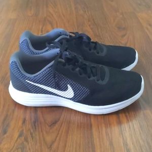 Nike Revolution 8
